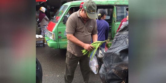 Bersandal jepit, ini penampakan Susno saat belanja petai dan ikan