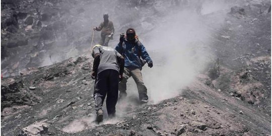 2 Pendaki Semeru ditemukan dan dievakuasi ke Tawon Songo