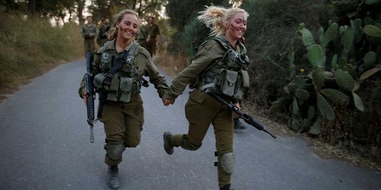 Gaya kemiliteran para tentara wanita Israel saat latihan