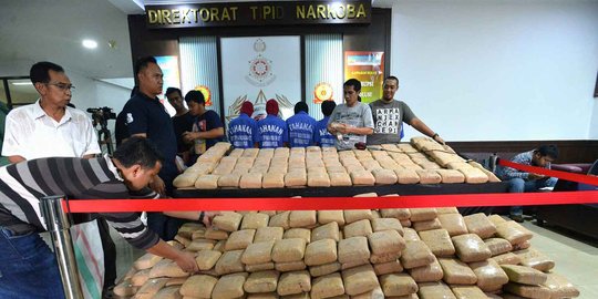 Polisi amankan ganja 1 ton dalam truk ditutup kayu di Karawang