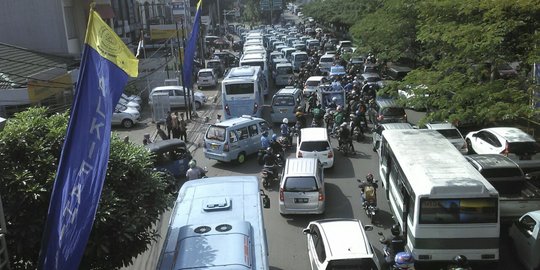 Tak mau ditertibkan, sopir angkot M 44 blokir jalur Transjakarta