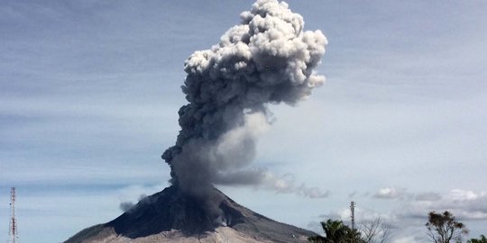 Menyaksikan dahsyatnya semburan awan panas Gunung Sinabung