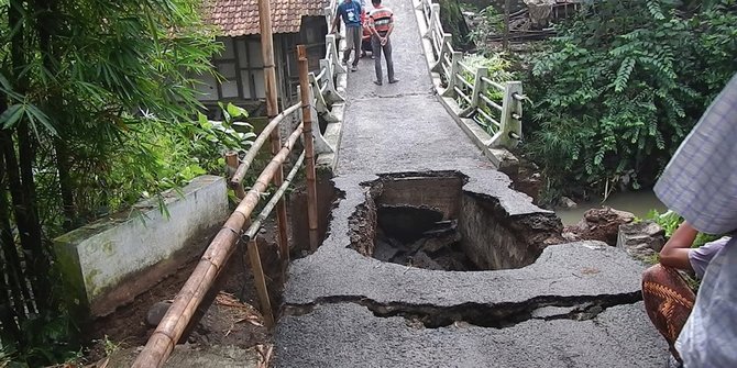 Abrasi sebabkan jembatan penghubung di Kecamatan Cibarusah longsor