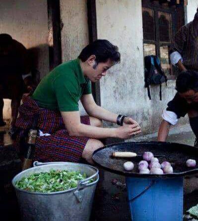 raja jigme turun ke dapur untuk siapkan makanan bagi siswa