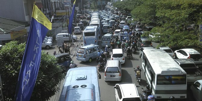 Mikrolet 44 blokade jalan karena kesal mobil rekan diderek Dishub