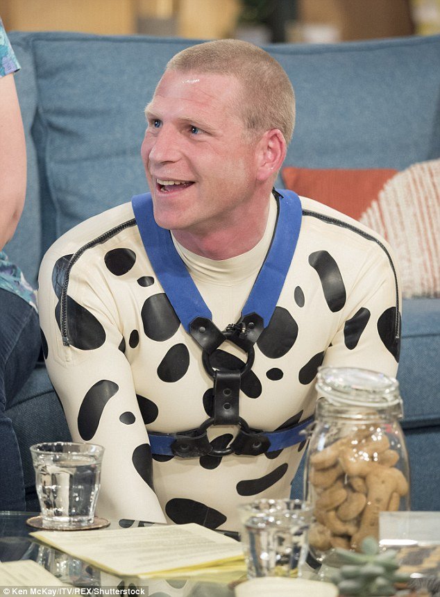 tom pria inggris yang hobi jadi anjing