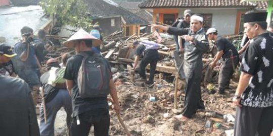 100 Relawan dikirim dari Purwakarta bantu korban banjir Subang