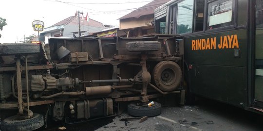 Kecelakaan bus TNI vs motor di Condet, sopir kaget & banting setir
