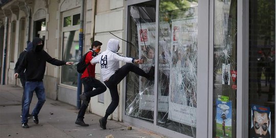 Toko, dealer & bank jadi sasaran pelampiasan kemarahan warga Prancis