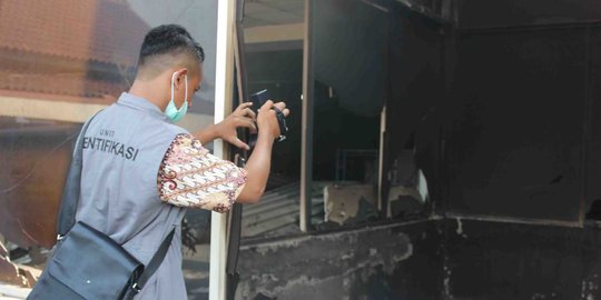 Polisi olah TKP kebakaran Pasar Besar Malang