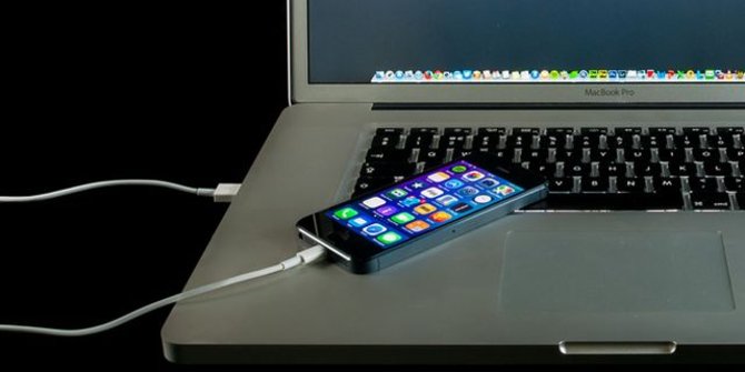 Satu lagi bahaya charge smartphone pakai laptop