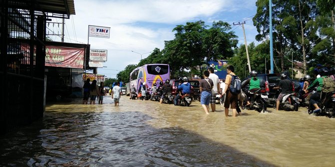 Banjir bercampur lumpur melumpuhkan jalur Samarinda-Bontang