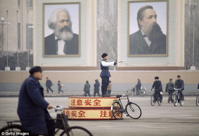 lukisan sosok karl marx dan frederich engels di lapangan tiananmen pada 1973