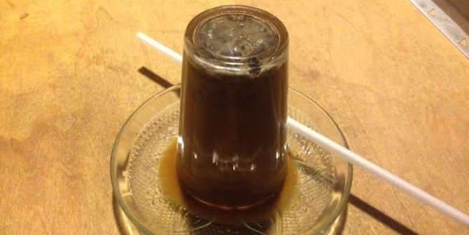 Cara unik menikmati kopi dengan gelas terbalik di Yogyakarta
