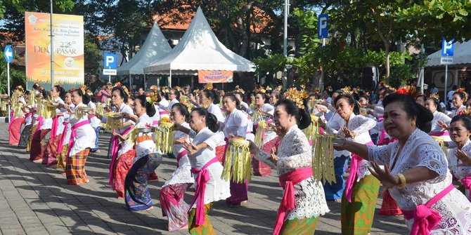 Kenakan pakaian  adat  Bali  ratusan lansia gelar tari  