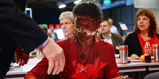 Larang pengungsi datang lagi, pejabat oposisi Jerman dilempar kue