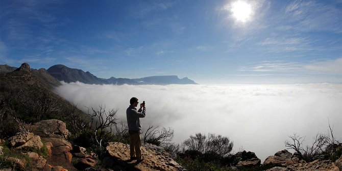 Potret landscape keindahan Ou Kaapse Weg saat terselimuti kabut