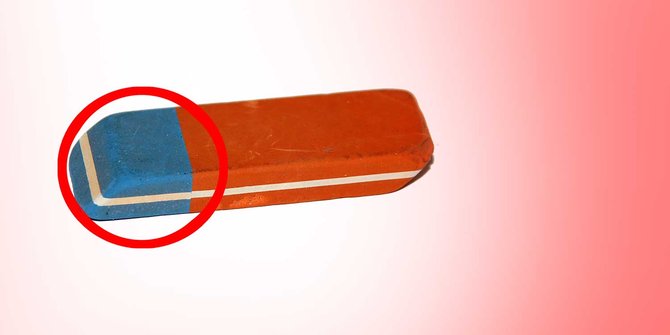 Ternyata bagian biru bukan untuk menghapus tinta pulpen 