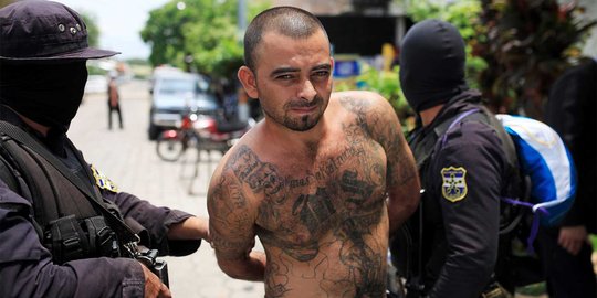 Kepasrahan pentolan geng di El Salvador saat ditangkap aparat