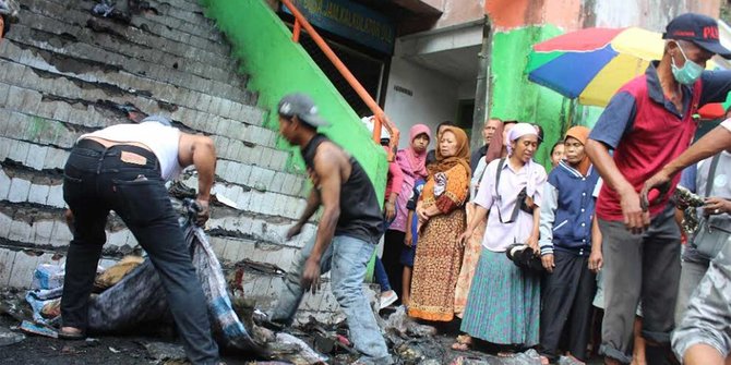 Sisa kebakaran Pasar Besar Malang mulai dibersihkan
