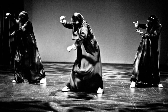 khadijah amirah dan iman penari hiphop yang hebohkan dunia maya