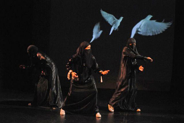 khadijah amirah dan iman penari hiphop yang hebohkan dunia maya