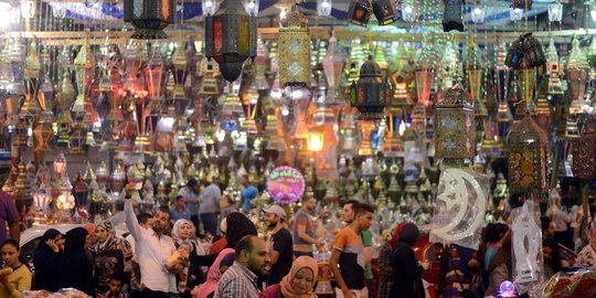 Gemerlap pasar lentera jelang Ramadan di Kairo