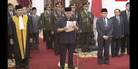 Cerita di balik turunnya Soeharto dari tampuk kekuasaan