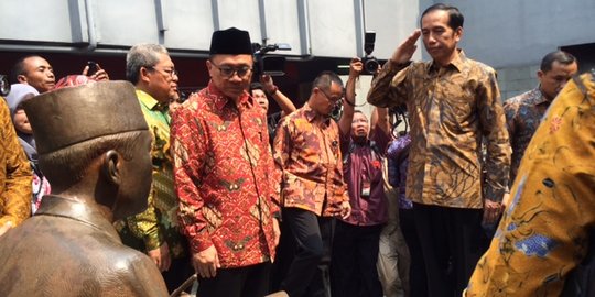 Kunjungi penjara Soekarno, Jokowi hormat ke patung sang proklamator