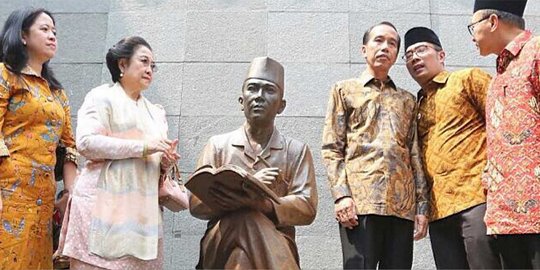 Foto Ridwan Kamil bisiki Presiden Jokowi bikin netizen 'kepo'