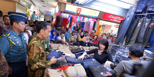 Blusukan ke mal di Aceh, Presiden Jokowi beli kaos dalam lima buah