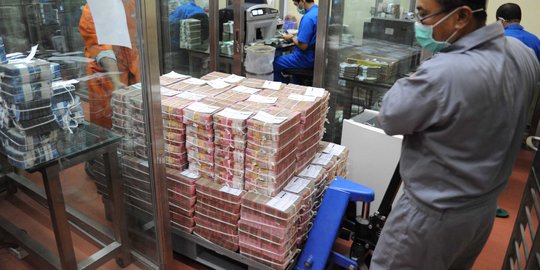 Rupiah kembali melemah, nyaris sentuh level Rp 13.700 per USD