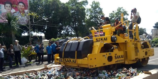 Jelang puasa, belasan ribu botol miras dan 15 kg ganja dimusnahkan