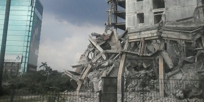 Gedung bertingkat dekat flyover di Bintaro roboh