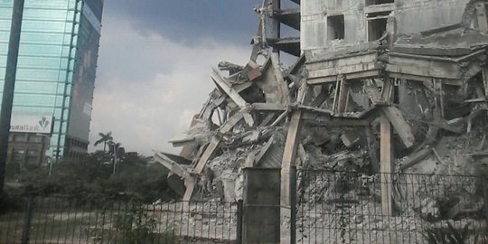 Video detik-detik bangunan bertingkat di Bintaro roboh