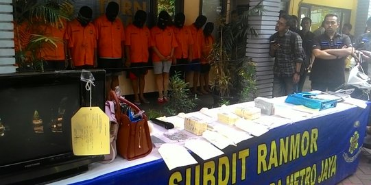 Edarkan dollar palsu, delapan orang diringkus polisi