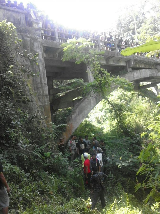 ojek tercebur jurang di gianyar