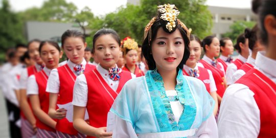 Uniknya calon pramugari di China interview pakai baju tradisional