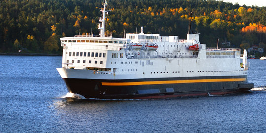 Kehabisan BBM, kapal bawa ratusan penumpang terombang-ambing di laut