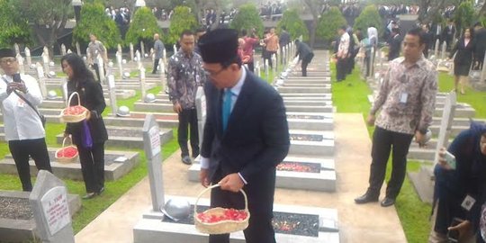 Pagi ini, Ahok dan jajaran SKPD DKI Jakarta ziarah ke TMP Kalibata