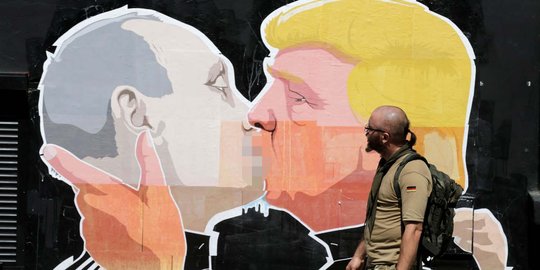 Ini mural Trump dan Putin berciuman yang bikin heboh Lithuania