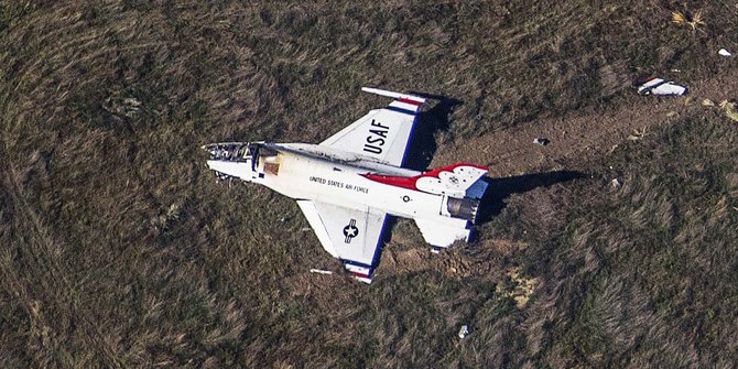 Jet tempur F-16 militer AS jatuh usai manuver di depan Obama