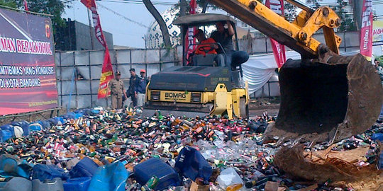 25 Ribu botol miras di Bandung digilas alat berat