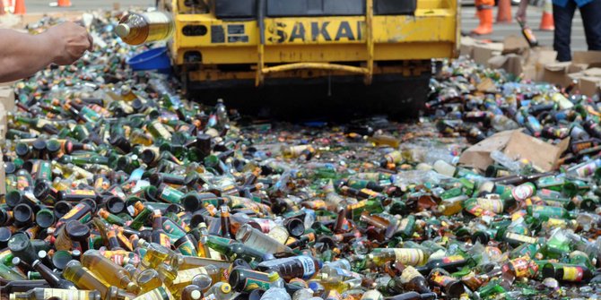 Polres Karawang musnahkan ribuan botol minuman alkohol & narkoba