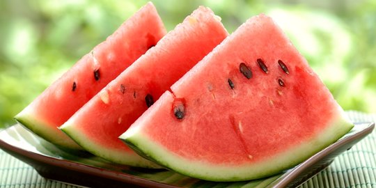 Kamu hanya perlu rajin makan semangka untuk bikin kulitmu cantik