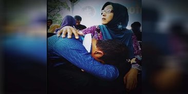 Cerita haru calon mahasiswa tak punya uang menangis di pangkuan ibu