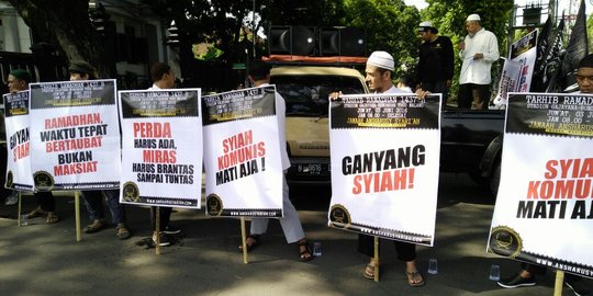 Demo di Balai Kota, massa ajak masyarakat tinggalkan hobi Facebookan