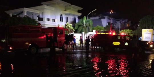 Tanggul Pantai Mutiara jebol, Damkar sedot genangan