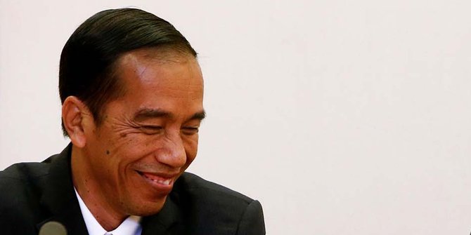 Jelang puasa, Jokowi sebar sebar amplop usai ziarah ke makam ayahnya