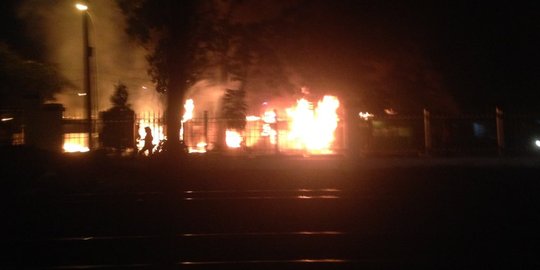 Ditinggal mudik, 12 toko penjual rotan di Pasar Minggu terbakar